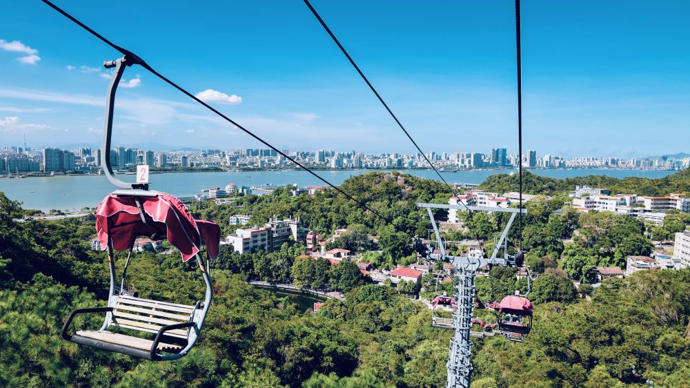 欣赏海景最爽的方式,就是坐上礐石塔山露天缆车,登山俯瞰城市海景