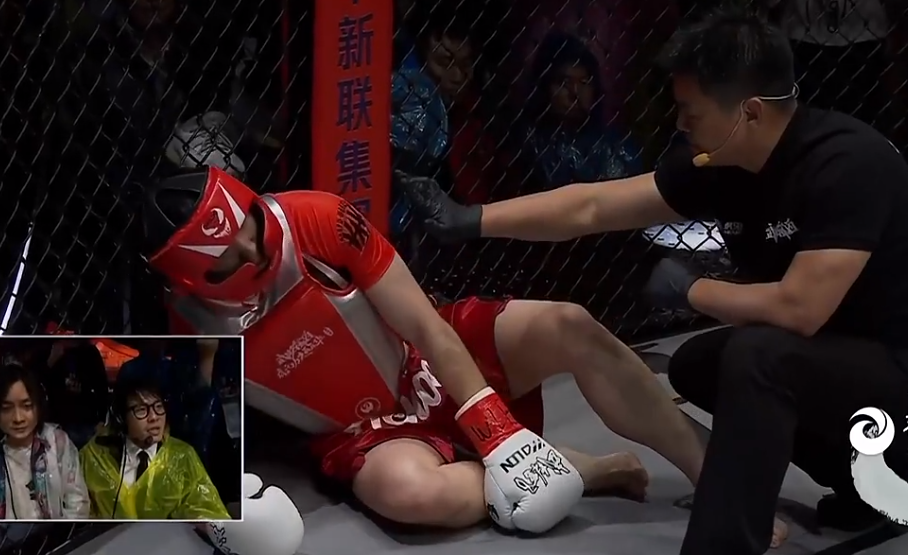 向佐与药水哥拳赛开打药水哥不敌向佐被向佐打倒在地未能报抢郭碧婷之