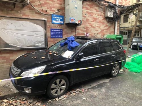 西安一小区外墙瓷砖突然掉落车顶差点砸坏司机责任该由谁承担
