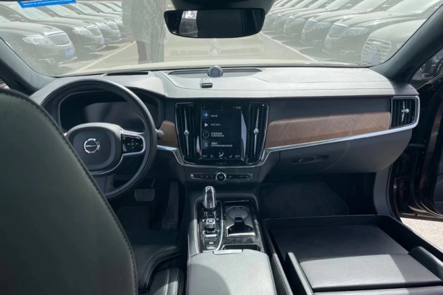 北京遇到105万元的沃尔沃s90t8三座版内设高级水晶杯和冰箱