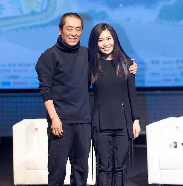 张艺谋妻子晒照为大儿子庆生一家三口温馨同框20岁张壹男帅气逼人