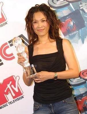 与高峰未婚生子后闪嫁孟桐,是那英追求真爱,还是孟桐早有预谋?