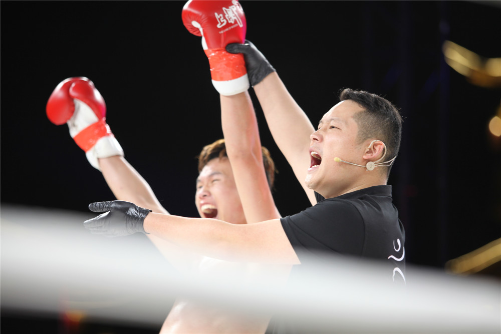 药水哥向佐一战不够精彩重庆这场武林大会却吸引25万人到场围观