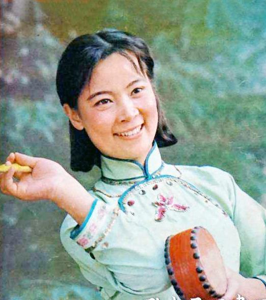 方青卓:二婚嫁给救命恩人,曾扬言:不嫁给他我能死