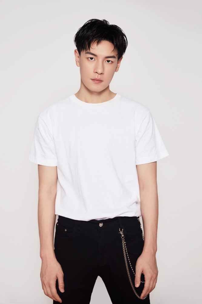 在生活家演文淇初恋男友和屈楚萧是同学他还参演了范丞丞新剧