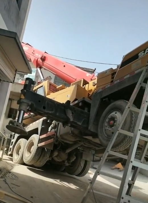 55t吊车翻车可谓是仰天长啸这种场地坑了多少吊友