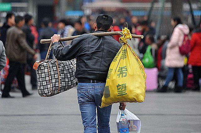 打开腾讯新闻,查看更多图片 >01江大川是一个地地道道的农民工,10天前