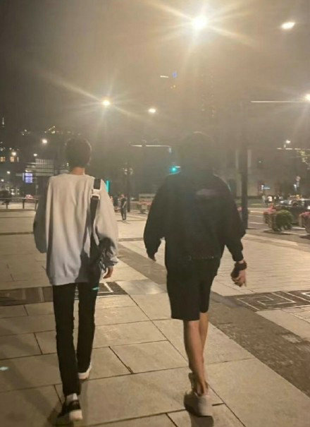 两位男生有着连背影都无法抵挡住的帅气,期待一起多多营业呀.