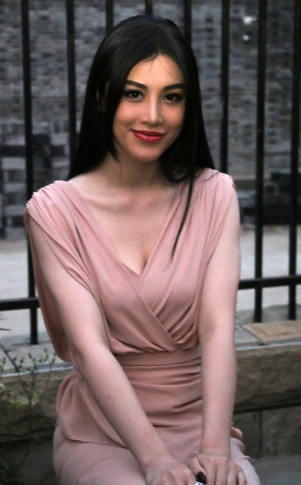 刘翔前妻葛天气质出众穿一条粉色连衣裙高挑纤瘦满满的女神范