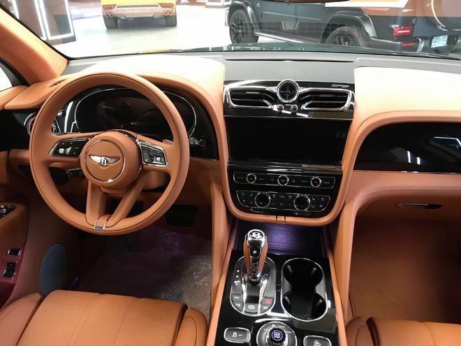 2021款宾利添越内饰的豪华程度会让你自然的屏住呼吸,感受这精致的
