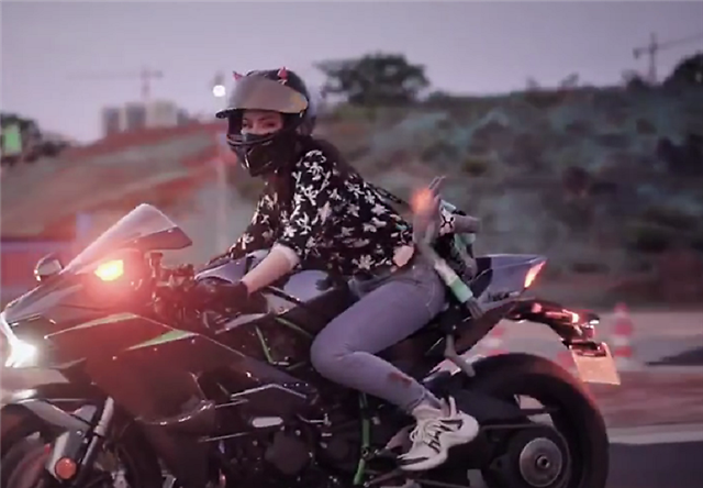 见过川崎h2女骑士吗车主戴盔车子挂牌上路很守规