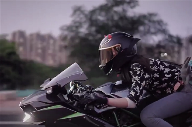 见过川崎h2女骑士吗车主戴盔车子挂牌上路很守规