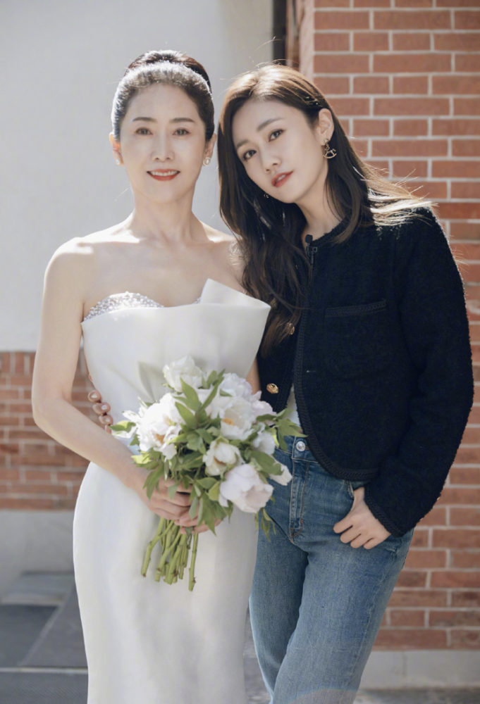 刘芸晒母亲婚纱照63岁刘妈妈天鹅颈出众气质温婉被赞像天使