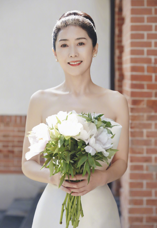 刘芸晒母亲婚纱照63岁刘妈妈天鹅颈出众气质温婉被赞像天使