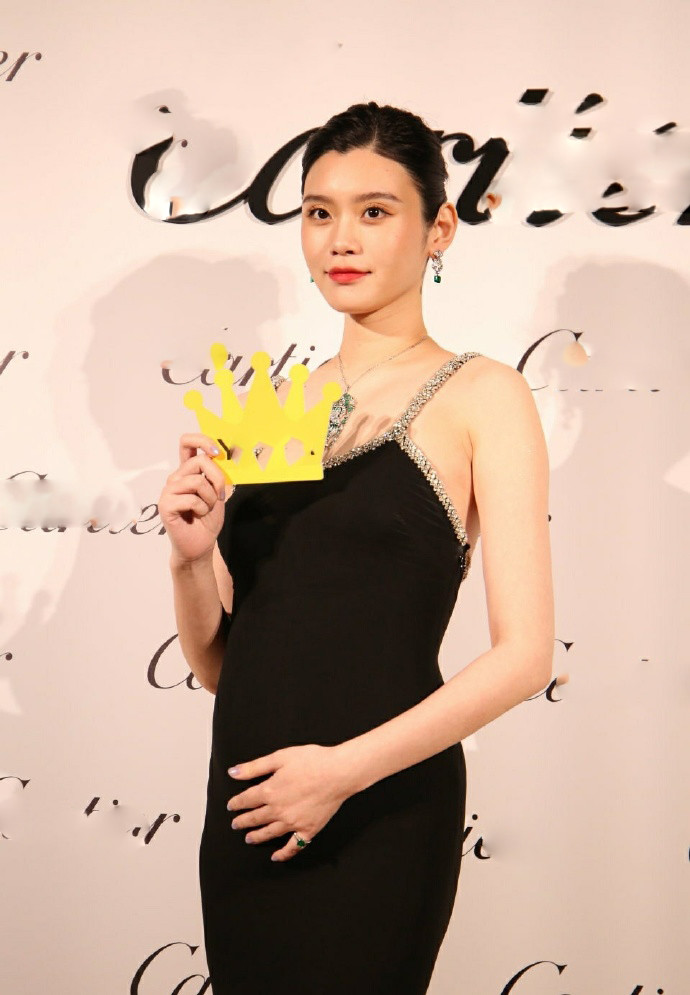 被嘲是"生育机器"后,奚梦瑶挺孕肚出席活动,又被吐槽身材走形