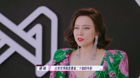 中,节目迎来妈妈造型改造环节,cecilia宋妍霏的妈妈晓晓穿着张扬艳丽