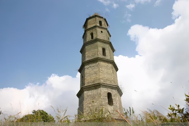 该塔原本是叫丰良文塔,但因其塔身倾斜,所以才被称作"斜塔".