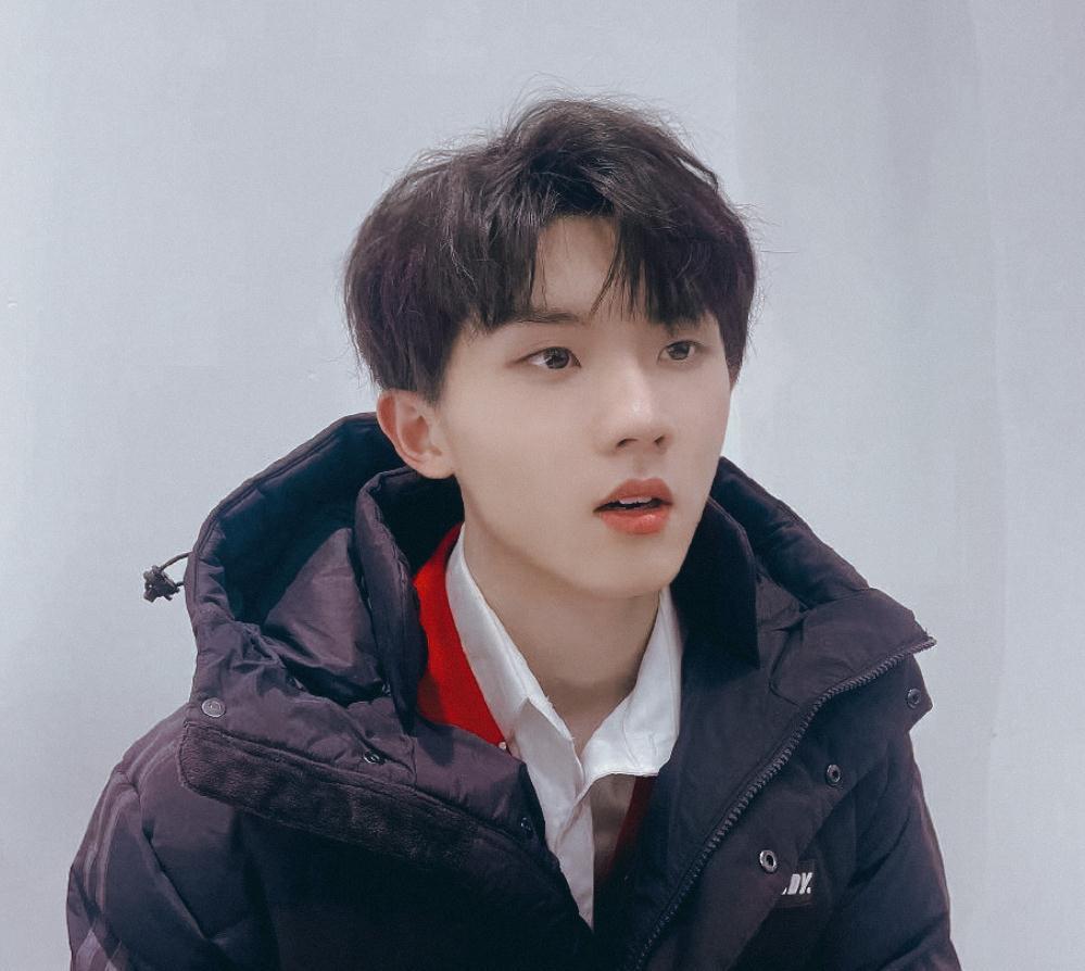 马嘉祺素颜照被疯传卸掉浓妆失去滤镜这才是18岁应该有的样子