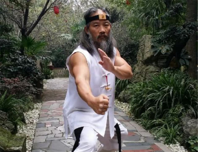 传武大师都不能打?青城山何道君,手能劈开鹅卵石,还敢挑战泰森