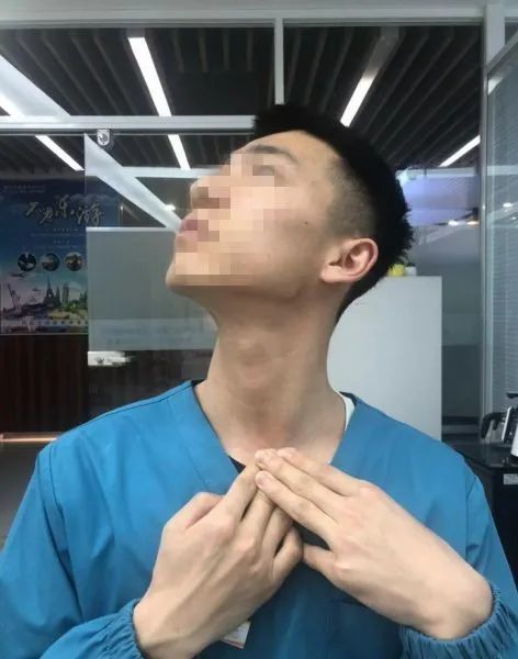 坐位,双手叠放在胸骨及锁骨内侧1/3处,抬头转向另一侧,感受颈部的牵拉