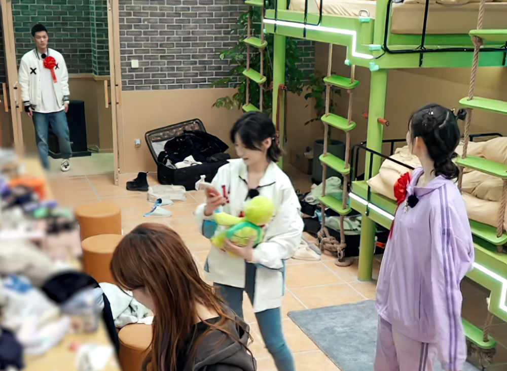 一行人回到宿舍收拾行李,镜头面前硬糖少女303的化妆品,护肤品,衣服