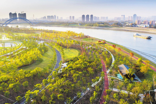 這座楊春湖公園是免費對人們開放的,始建於2010年,經過4年的建設,2014