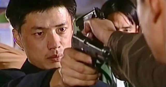 其实更多人是通过《刑警本色》认识段奕宏的,那时的老段还很年轻,演技
