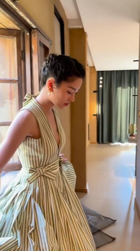 杨采钰穿低胸掐腰复古裙享受初夏开窗一刹那美绝人寰