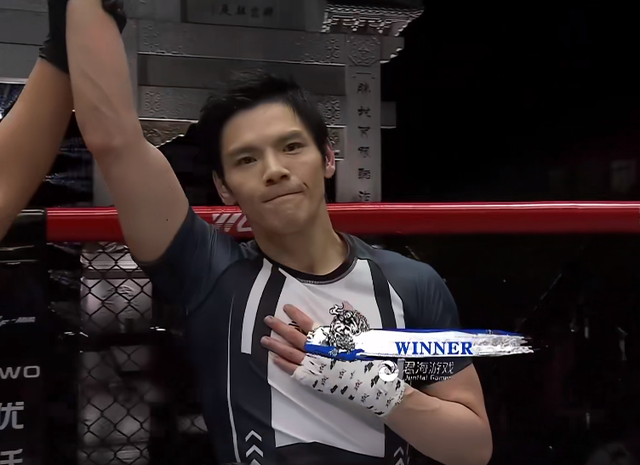 向佐无视拳赛规则,猛击药水哥后脑,裁判拉不住,教练大喊冷静