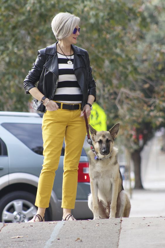 陈冲越老越放得开一袭金色v领吊带裙一个眼神都风情万种