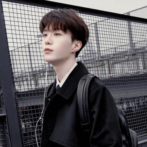 范丞丞发照片挣480万他拍戏的剧组在南大以75元价格招学生群演