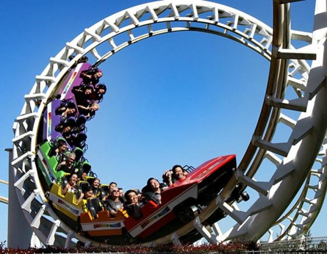 美国男子即将参加亲哥婚礼坐过山车意外飞出一颗假牙同行女孩爆笑不断