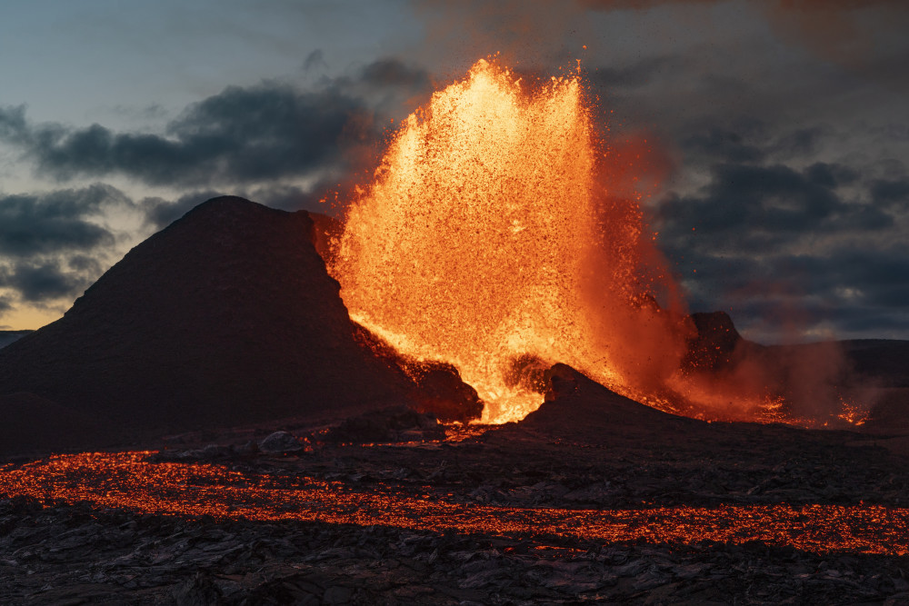外代一线冰岛火山岩浆喷涌