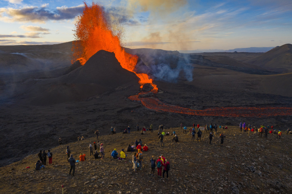 外代一线冰岛火山岩浆喷涌