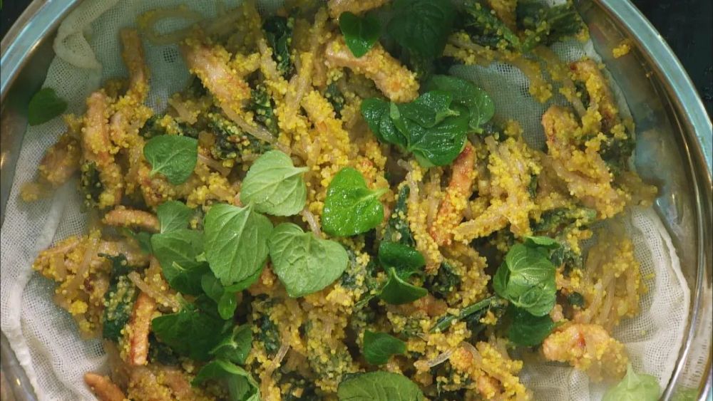 放入藿香叶,搅拌均匀,出锅即可.步骤4:上锅蒸15分钟.