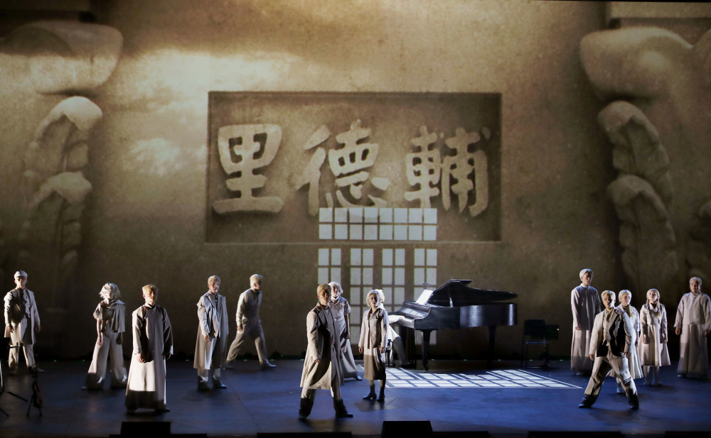 引领起航……"在嘉兴市第一幼儿园,老师袁瑛正在教孩子学唱《红船谣》