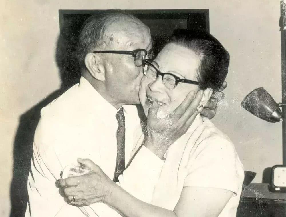 林语堂在众人的瞩目之下送了妻子一只镯子,上面镌刻的是林语堂翻译的