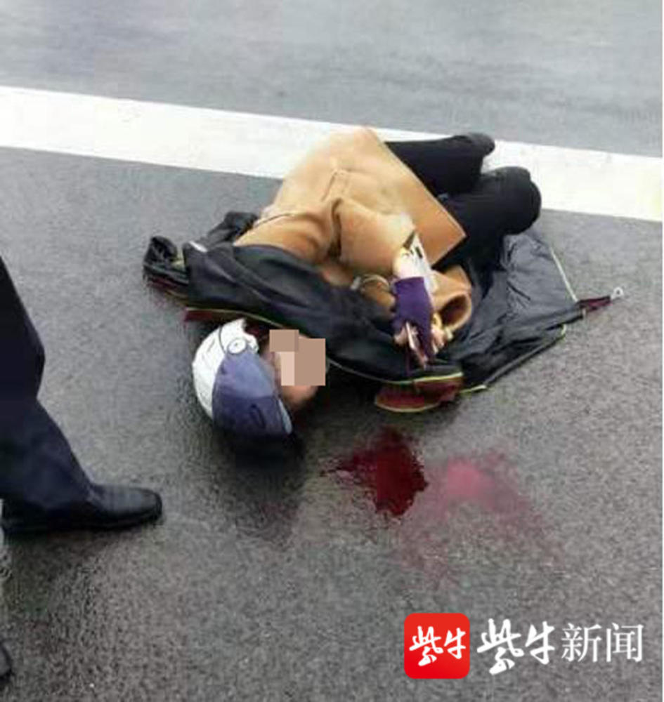 老人雨天摔倒流血,问不问?淮安这位公交司机很果断,问!_腾讯新闻