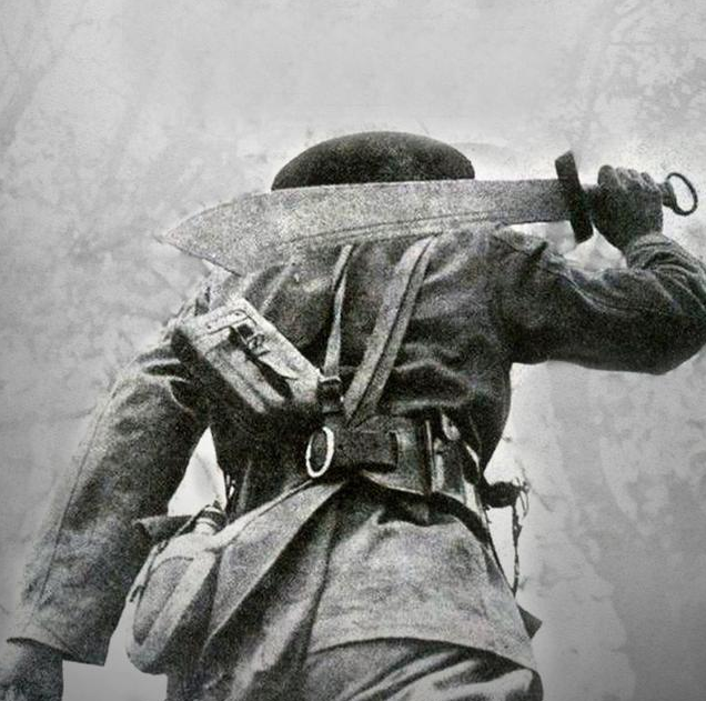 新兵入伍磨刺刀老兵称不要磨得太锋利越锋利就死得越快