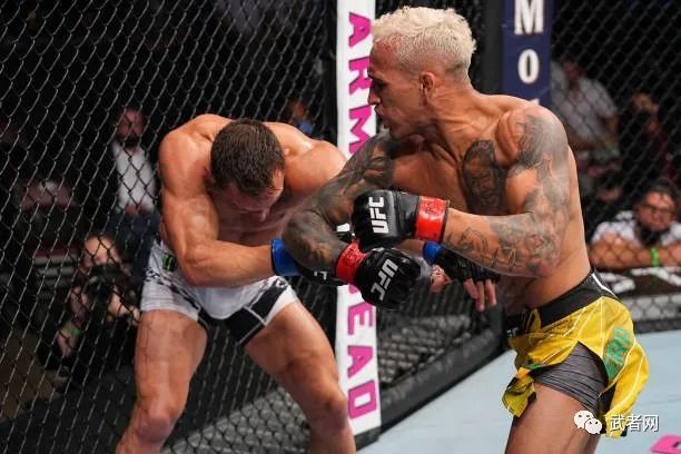 大戏是空缺的ufc轻量级冠军头衔战,巴西名将查尔斯·奥利维拉(31-8,9