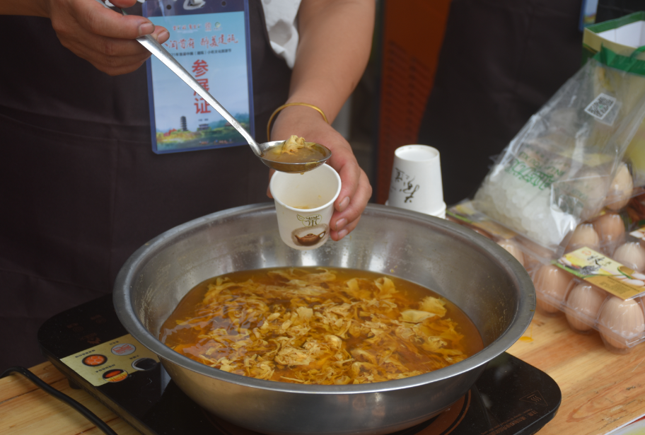 珍珠納底,雞茸肚絲,冬筍挖底,大腸炒光餅,這些可都我們建甌人酒席上必