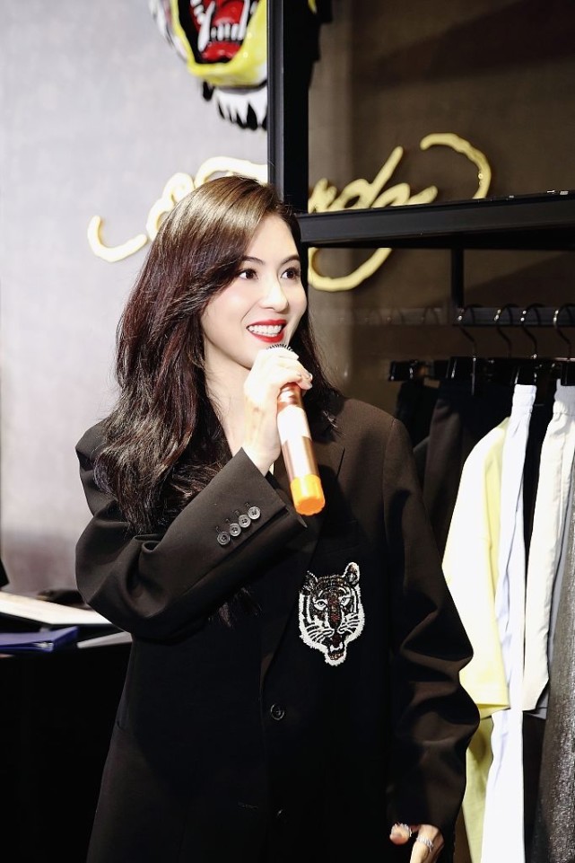 张柏芝空降郑州生图状态绝了 披肩卷发气质温柔美到令人心动