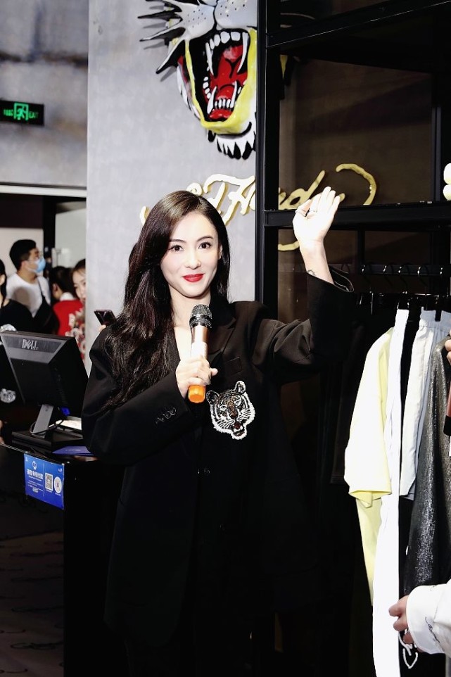 张柏芝空降郑州生图状态绝了 披肩卷发气质温柔美到令人心动