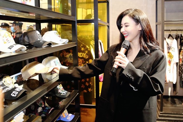 张柏芝空降郑州生图状态绝了 披肩卷发气质温柔美到令人心动