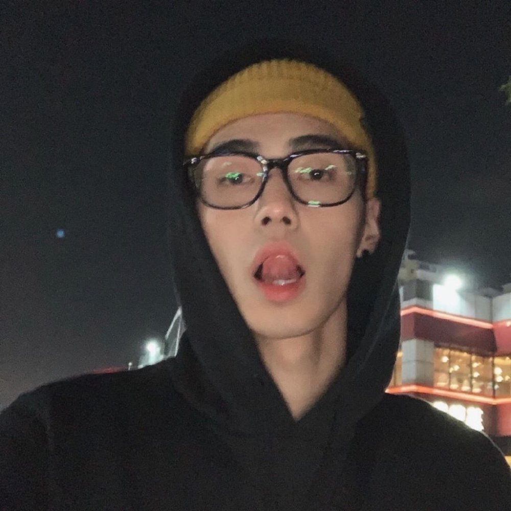 网易云热评和他通话你急忙找到耳机你是先戴上耳机再