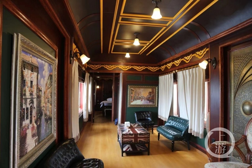 从外观看,这个"火车民宿"主体是绿皮火车车厢,车厢的顶部有钢结构大