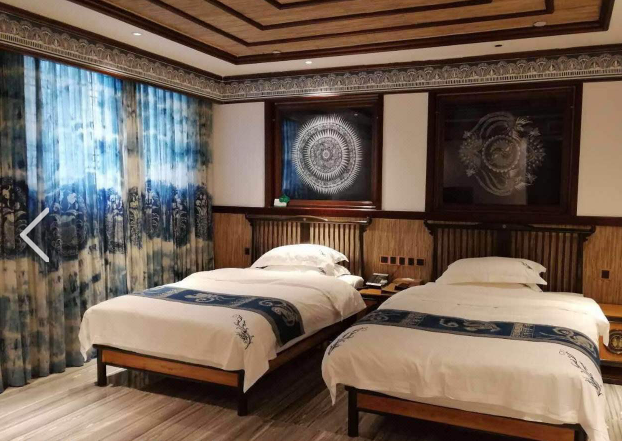 酒店层高三层,以新中式风格装修,房型各异