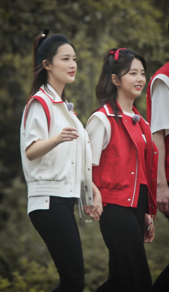 谭松韵满脸胶原蛋白可可爱爱在奔跑吧兄弟9的最新一期预告中,我们可以