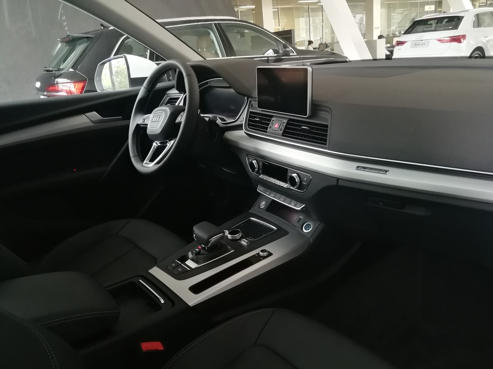 探店奥迪q5l,新款即将上市,现款直降7万5,除了内饰哪都挺好