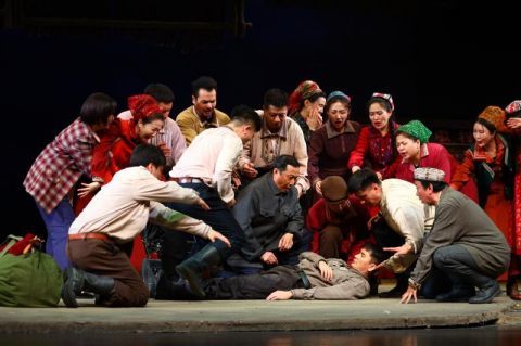 话剧金色的胡杨新疆最美村官在贫瘠的土地写下赤诚